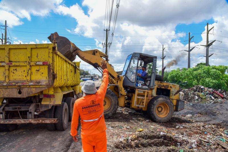 Imagens de limpeza do terreno ao lado da COSANPA na avenida Independência no Curuçambá