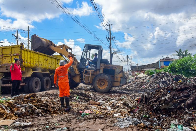 Imagens de limpeza do terreno ao lado da COSANPA na avenida Independência no Curuçambá