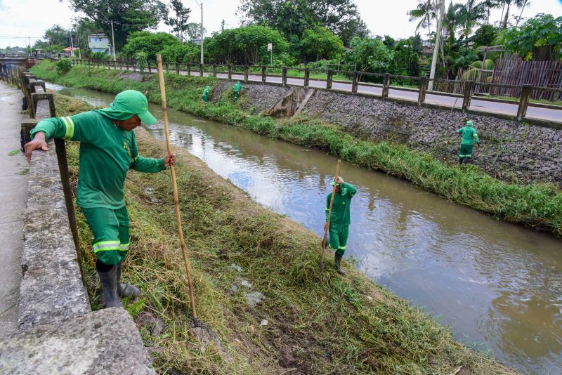 Imagens da limpeza do canal Maguariaçu na estrada do Maguari