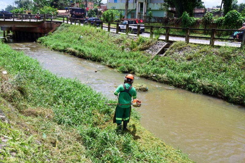 Imagens da limpeza do canal Maguariaçu na estrada do Maguari