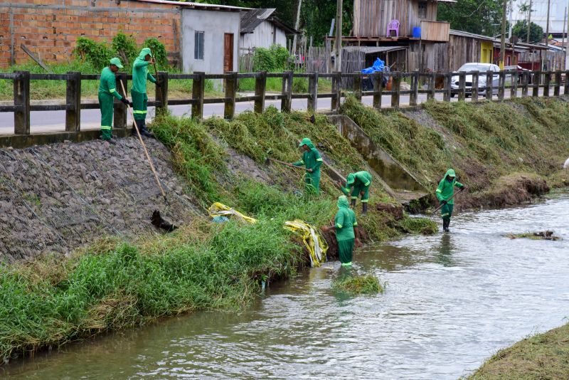 Imagens da limpeza do canal Maguariaçu na estrada do Maguari