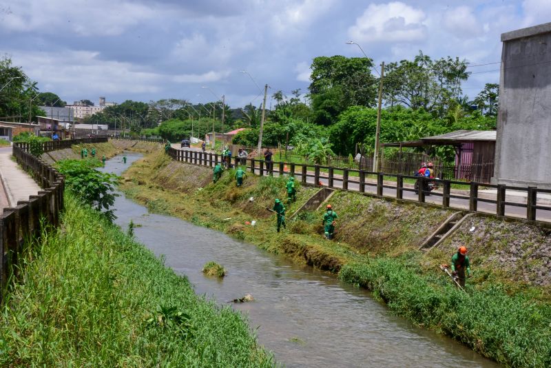 Imagens da limpeza do canal Maguariaçu na estrada do Maguari