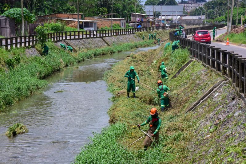 Imagens da limpeza do canal Maguariaçu na estrada do Maguari