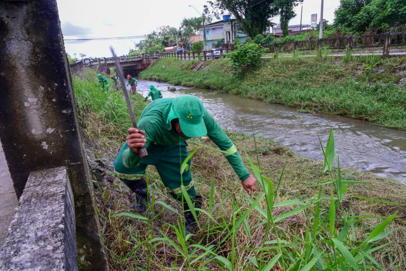 Imagens da limpeza do canal Maguariaçu na estrada do Maguari