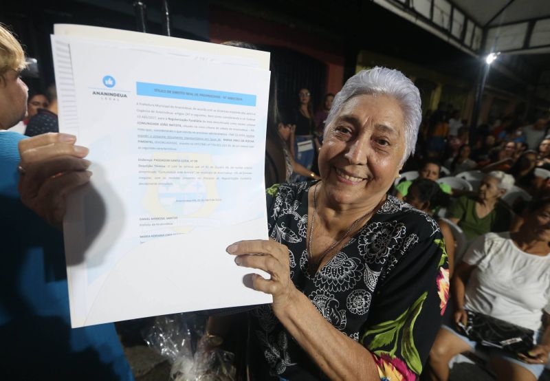 Entrega de títulos de propriedade na comunidade João Batista no bairro do Coqueiro