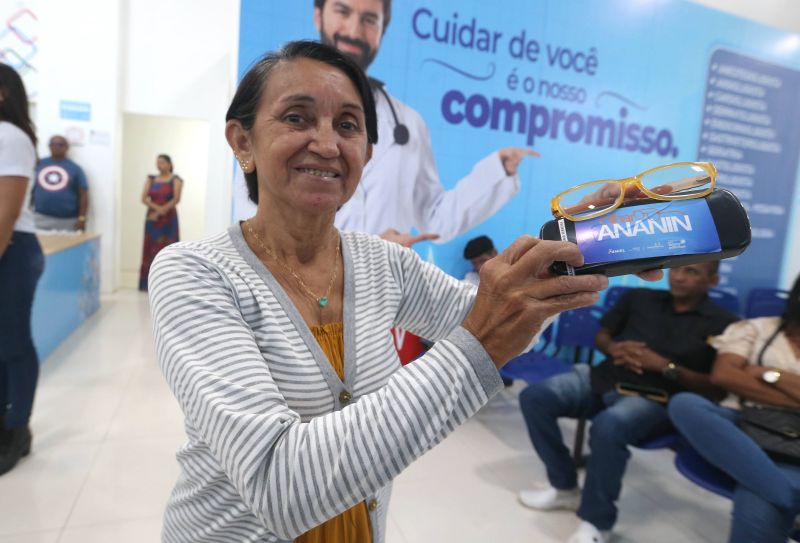 Entrega de óculos aos pacientes atendidos no Super Centro