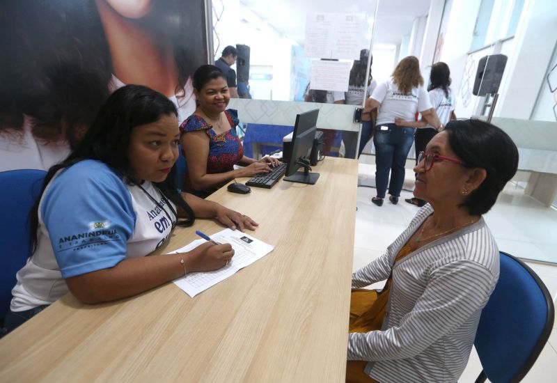 Entrega de óculos aos pacientes atendidos no Super Centro