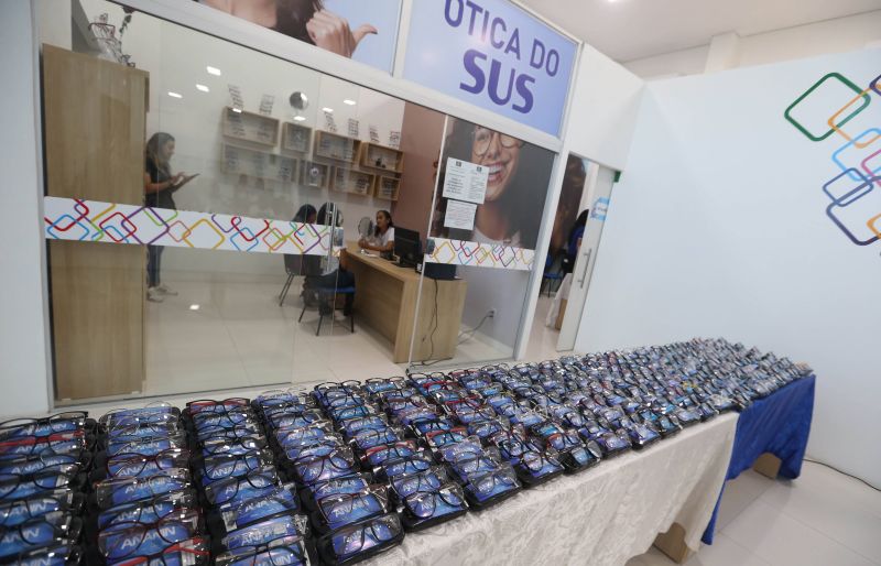Entrega de óculos aos pacientes atendidos no Super Centro