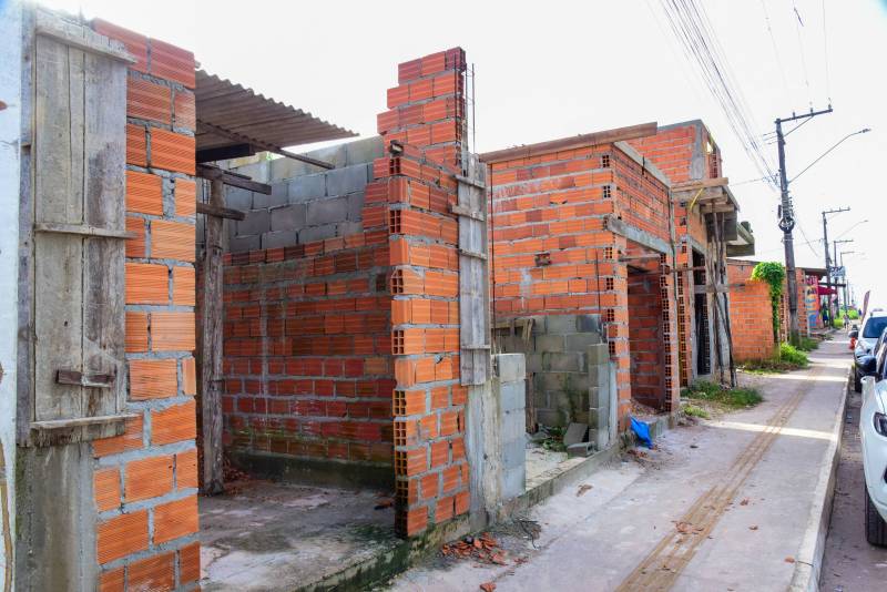 Comércios em construção às margens da Av. Ananin.