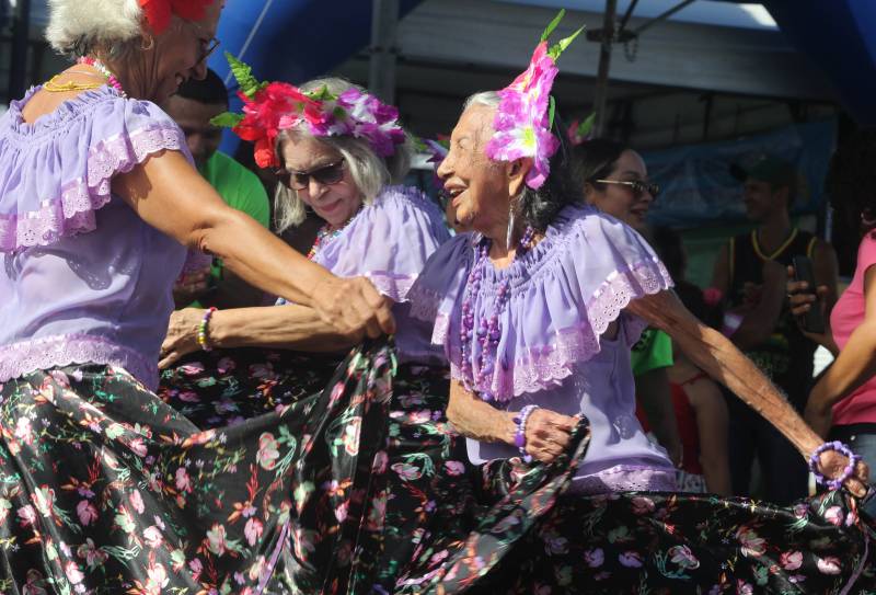 Grupo folclórico colocou todo mundo para dançar