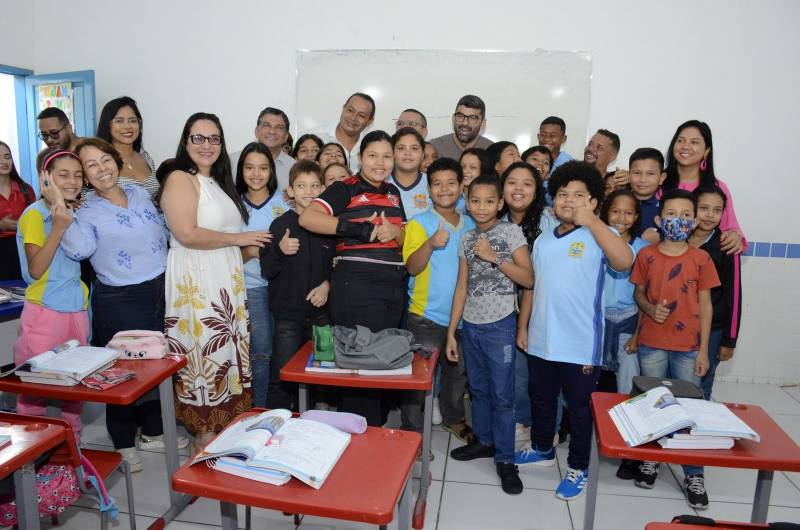 Prefeito Dr. Daniel com alunos.