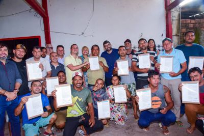 Prefeitura de Ananindeua entrega 22 títulos de concessão de direito real de uso para comerciantes do Maguariaçu