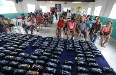 Prefeitura entrega 275 óculos de grau para moradores do Icuí.