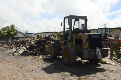 Secretaria de Serviços Urbanos (SEURB) realiza limpeza atrás da Feira da Cidade Nova 6