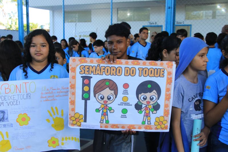 Caminhada em combate ao abuso infantil na escola municipal Maria Estelita