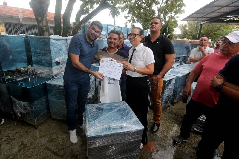 Entrega de branqueamento para batedores de açaí na feira do Artesanato