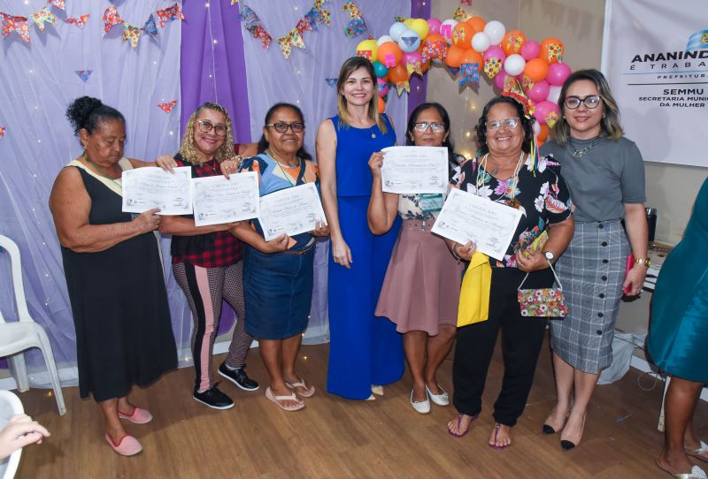 Certificação do curso de confecção de bolsa em tecidos na Secretaria da Mulher
