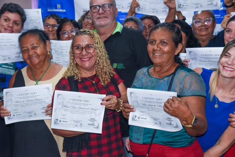 Certificação do curso de confecção de bolsa em tecidos na Secretaria da Mulher