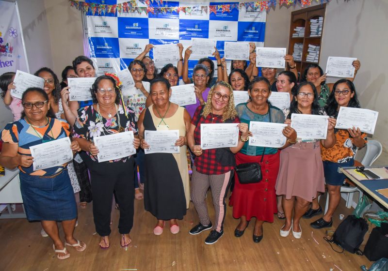Certificação do curso de confecção de bolsa em tecidos na Secretaria da Mulher
