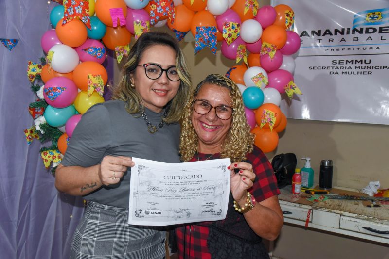 Certificação do curso de confecção de bolsa em tecidos na Secretaria da Mulher