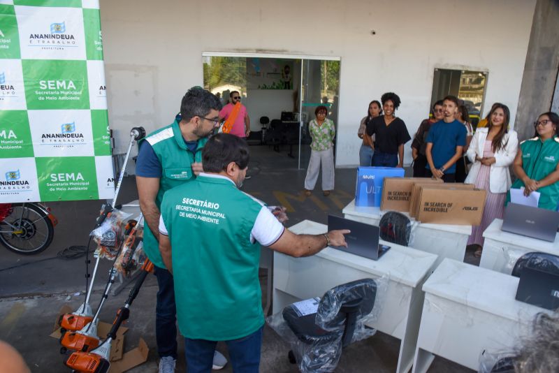 Ato de entrega de equipamentos e móveis para SEMA por meio de compensação ambiental