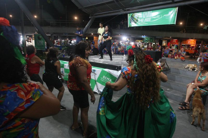 Ação de Combate á Emergência Climática por Meio da Cultura na praça Bíblia