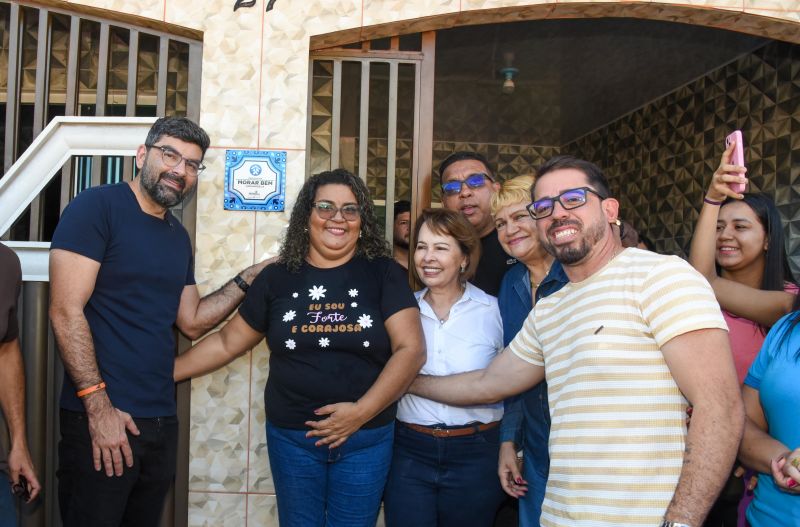 Entrega de casa reformada através do Programa Morar Bem, na rua das Castanheiras no Floresta Park