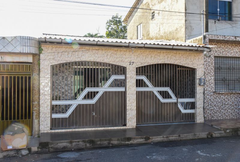 Entrega de casa reformada através do Programa Morar Bem, na rua das Castanheiras no Floresta Park