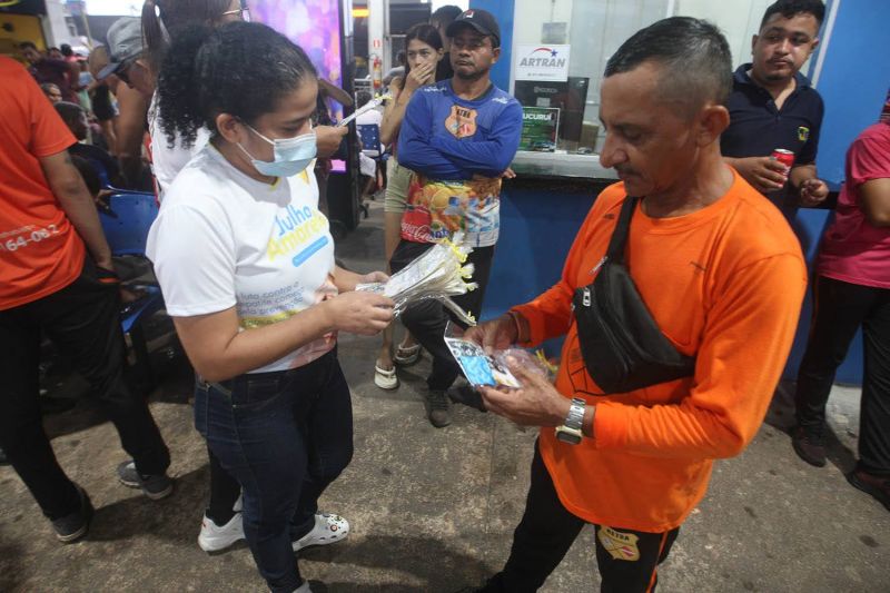 Julho Amarelo Mês da Prevenção de Hepatites Virais na ação com distribuição de camisinhas no terminal de Ananindeua