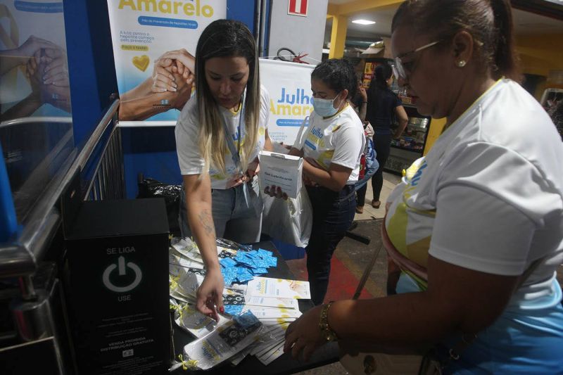 Julho Amarelo Mês da Prevenção de Hepatites Virais na ação com distribuição de camisinhas no terminal de Ananindeua