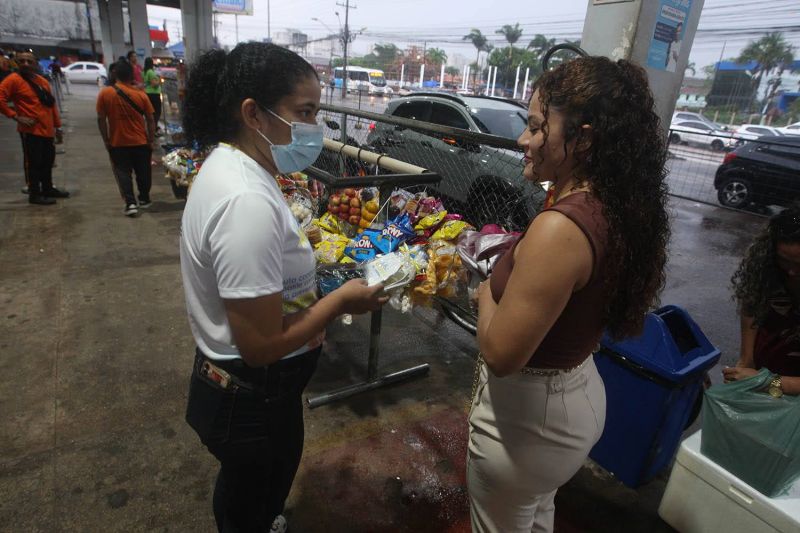 Julho Amarelo Mês da Prevenção de Hepatites Virais na ação com distribuição de camisinhas no terminal de Ananindeua