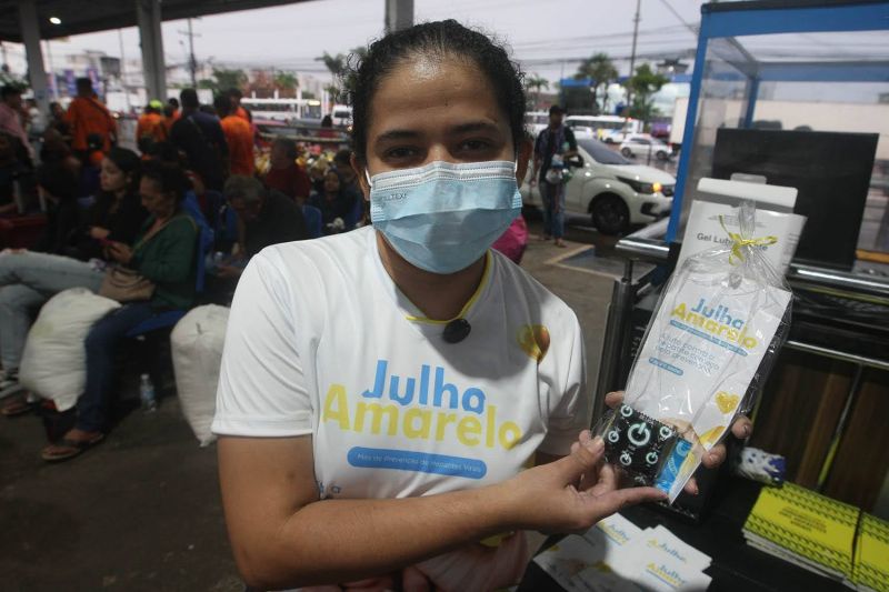 Julho Amarelo Mês da Prevenção de Hepatites Virais na ação com distribuição de camisinhas no terminal de Ananindeua