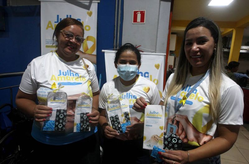 Julho Amarelo Mês da Prevenção de Hepatites Virais na ação com distribuição de camisinhas no terminal de Ananindeua