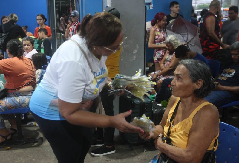 Julho Amarelo Mês da Prevenção de Hepatites Virais na ação com distribuição de camisinhas no terminal de Ananindeua