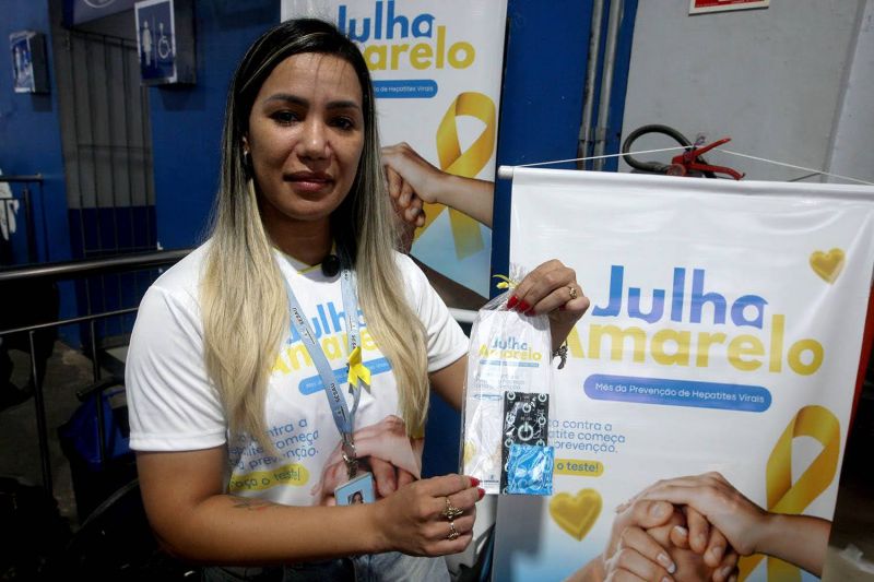 Julho Amarelo Mês da Prevenção de Hepatites Virais na ação com distribuição de camisinhas no terminal de Ananindeua