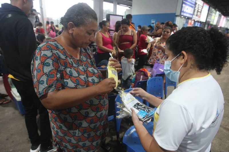 Julho Amarelo Mês da Prevenção de Hepatites Virais na ação com distribuição de camisinhas no terminal de Ananindeua