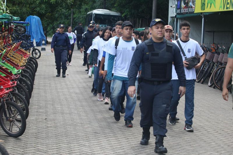 Guarda Municipal com Projeto Anjos da Guarda no parque Curió Utinga