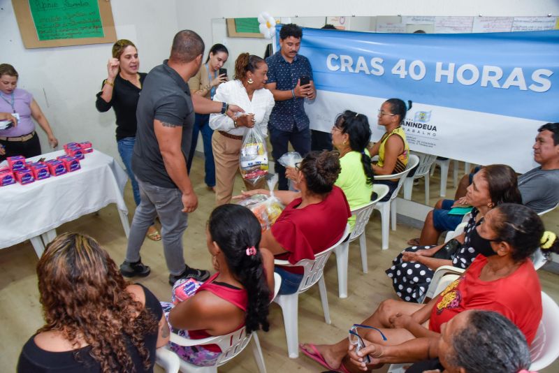 Entrega de Apoio Alimentar e 20 kits Fluxo com Respeito no CRAS 40 Horas