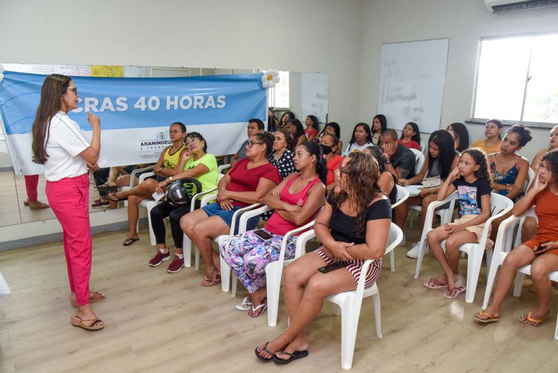 Entrega de Apoio Alimentar e 20 kits Fluxo com Respeito no CRAS 40 Horas