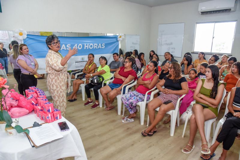 Entrega de Apoio Alimentar e 20 kits Fluxo com Respeito no CRAS 40 Horas