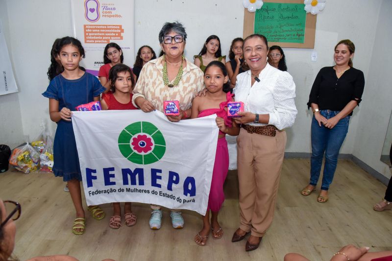 Entrega de Apoio Alimentar e 20 kits Fluxo com Respeito no CRAS 40 Horas