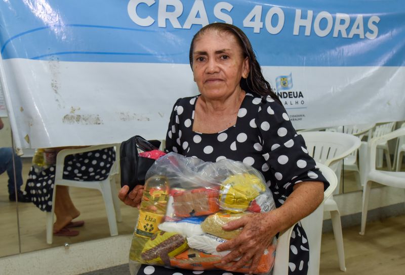 Entrega de Apoio Alimentar e 20 kits Fluxo com Respeito no CRAS 40 Horas