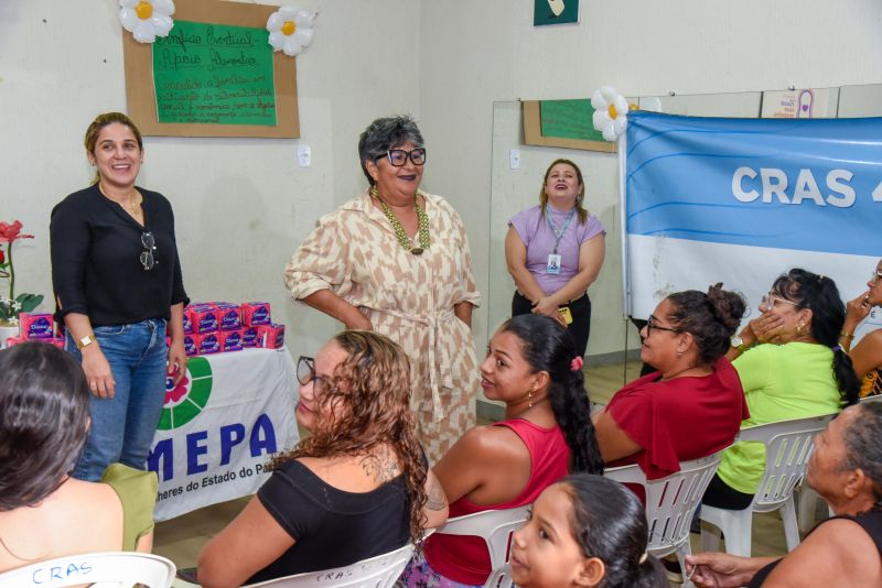 Entrega de Apoio Alimentar e 20 kits Fluxo com Respeito no CRAS 40 Horas
