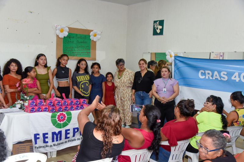 Entrega de Apoio Alimentar e 20 kits Fluxo com Respeito no CRAS 40 Horas