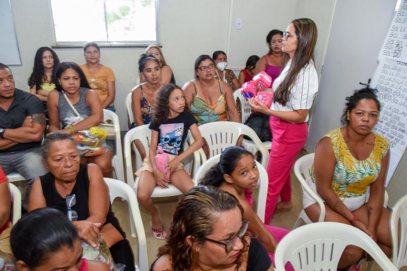 Entrega de Apoio Alimentar e 20 kits Fluxo com Respeito no CRAS 40 Horas