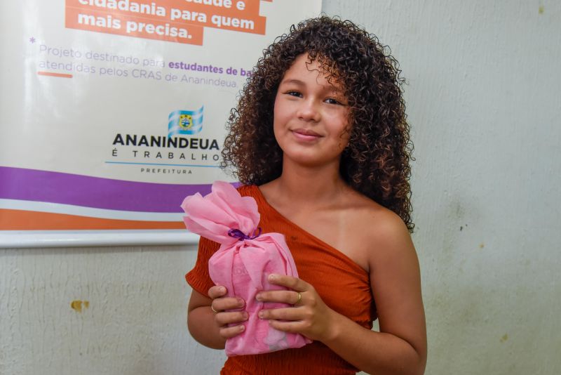 Entrega de Apoio Alimentar e 20 kits Fluxo com Respeito no CRAS 40 Horas