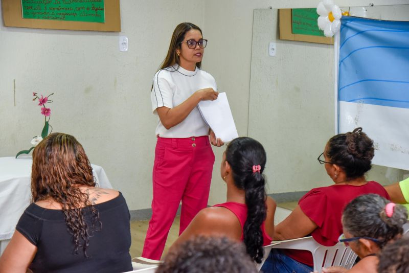 Entrega de Apoio Alimentar e 20 kits Fluxo com Respeito no CRAS 40 Horas