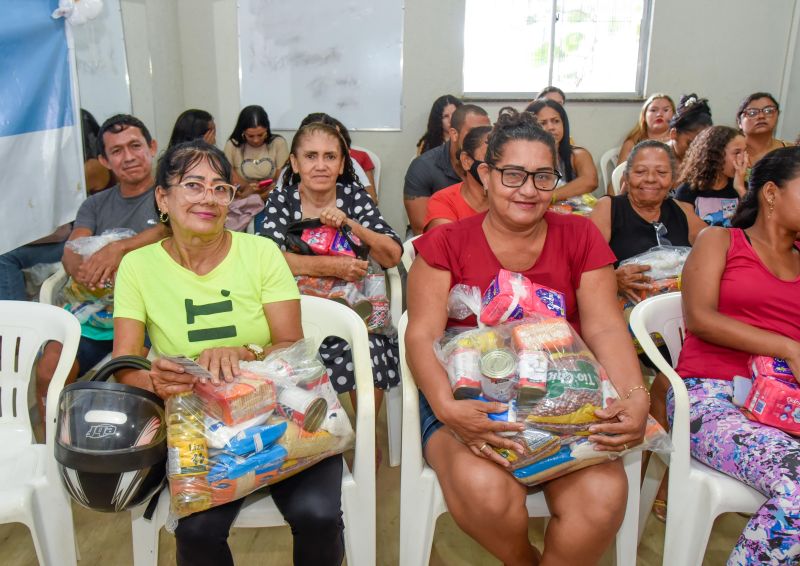 Entrega de Apoio Alimentar e 20 kits Fluxo com Respeito no CRAS 40 Horas