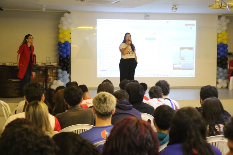 Palestra alusiva ao agosto lilás no auditório do colégio Intelectual