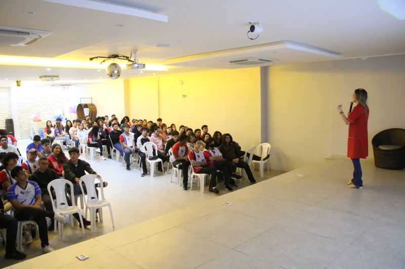 Palestra alusiva ao agosto lilás no auditório do colégio Intelectual
